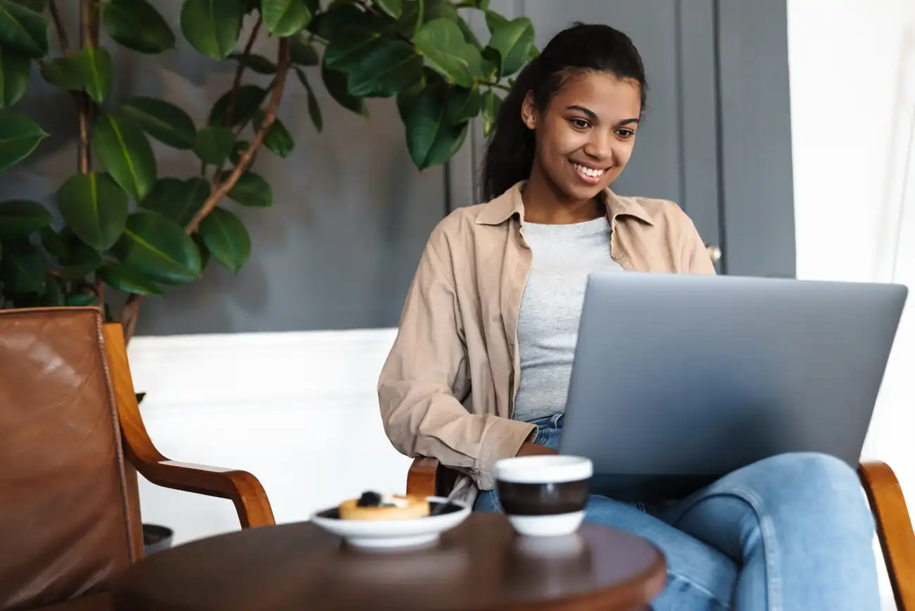 Woman_Black_20s-30s_WorkingOnLaptop_HomeOffice